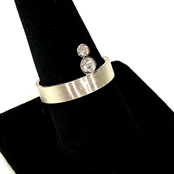 Deco Inspired White Gold and Diamond Ring. - Picture 2 of 3